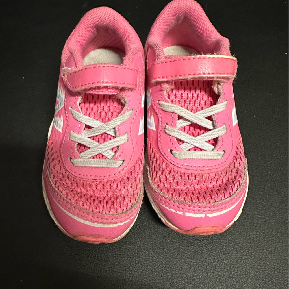 New balance toddler 680 V6 hook and loop running shoe size 7.5 pink